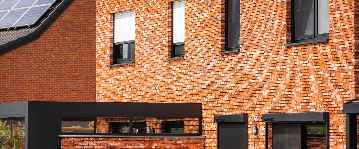 Ramen en deuren in PVC, aluminium en hout — Deralux
